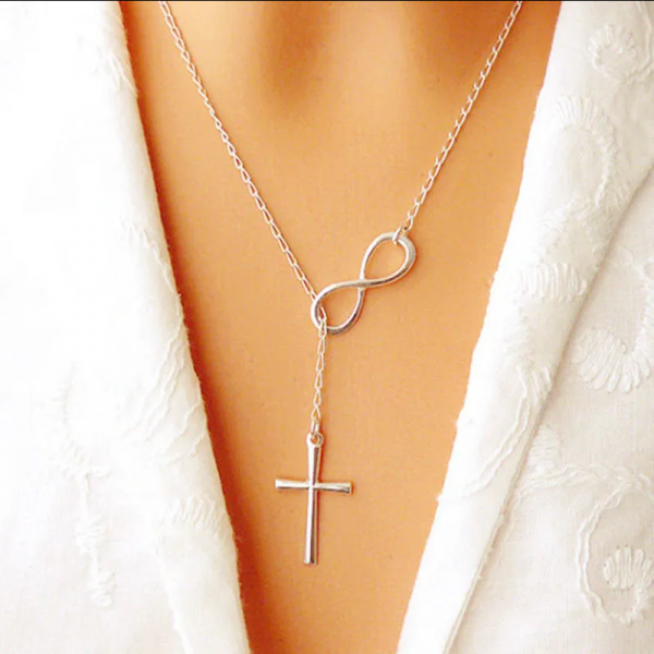 Minimalistic long chain with pendant
