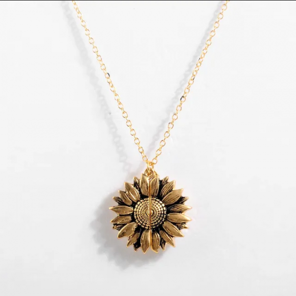 Women's gold-colored necklace